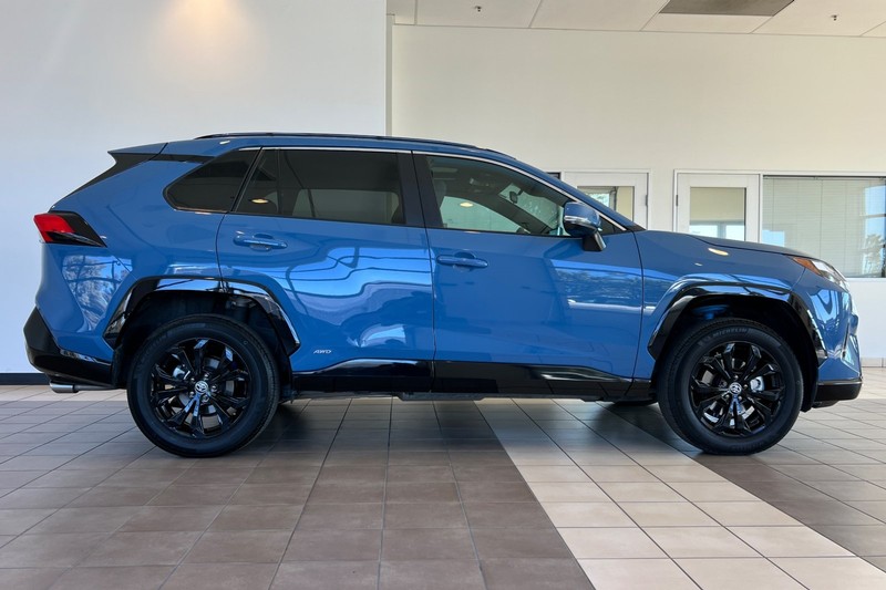 Toyota RAV4 Hybrid Vehicle Full-screen Gallery Image 03