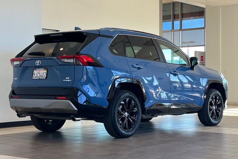 Toyota RAV4 Hybrid Vehicle Full-screen Gallery Image 04