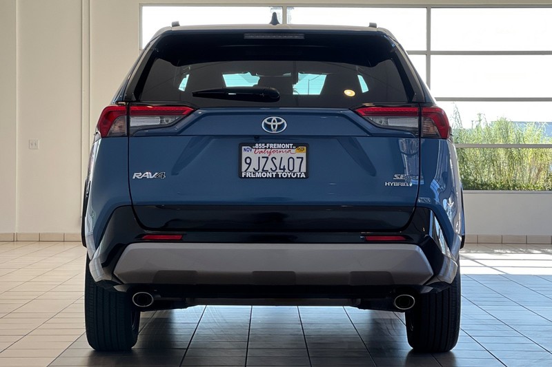 Toyota RAV4 Hybrid Vehicle Full-screen Gallery Image 05