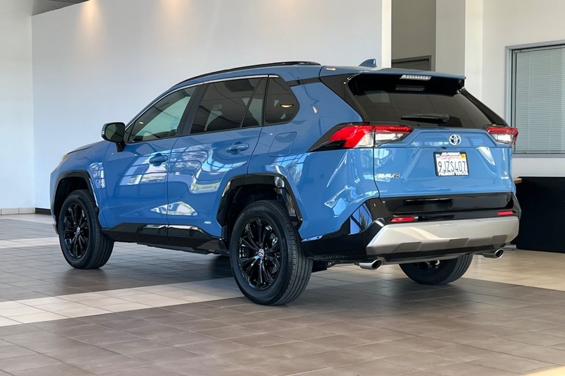 Toyota RAV4 Hybrid Vehicle Full-screen Gallery Image 06