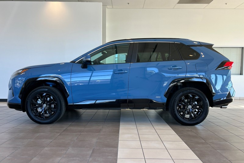 Toyota RAV4 Hybrid Vehicle Full-screen Gallery Image 07