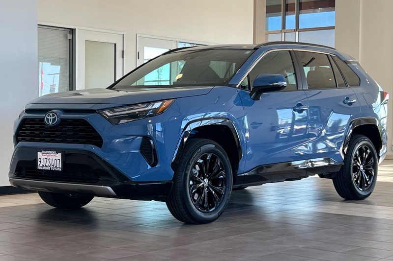 Toyota RAV4 Hybrid Vehicle Full-screen Gallery Image 08