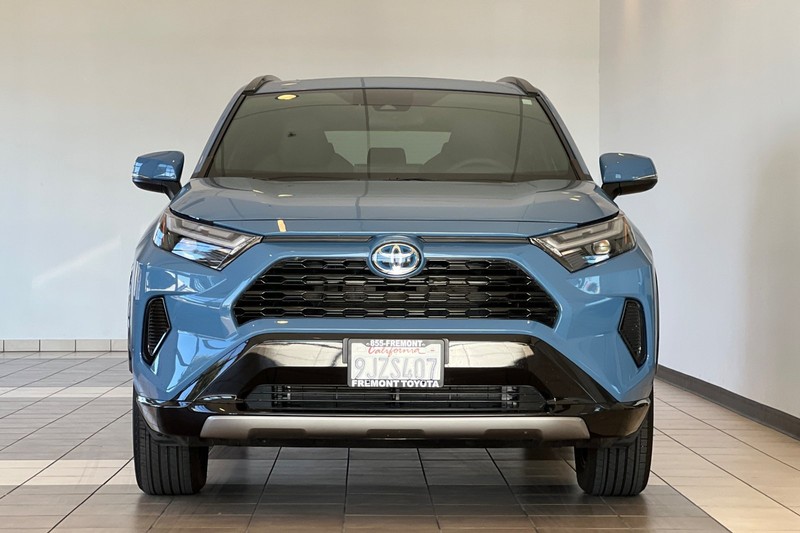 Toyota RAV4 Hybrid Vehicle Full-screen Gallery Image 09