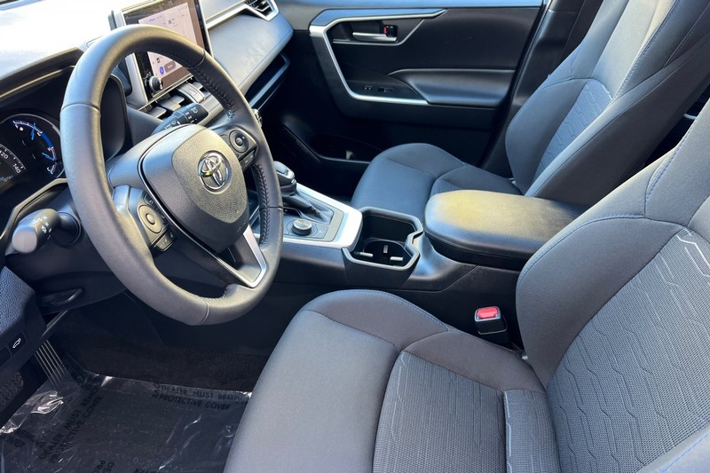 Toyota RAV4 Hybrid Vehicle Full-screen Gallery Image 10