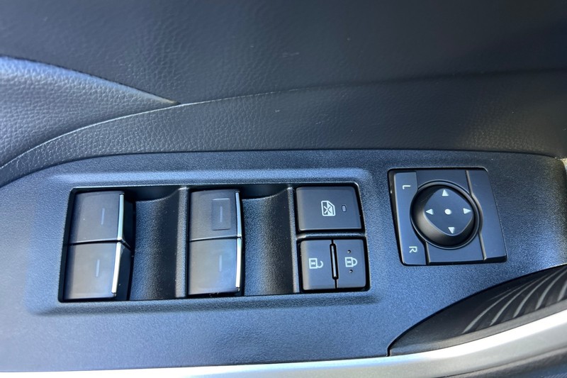 Toyota RAV4 Hybrid Vehicle Full-screen Gallery Image 11