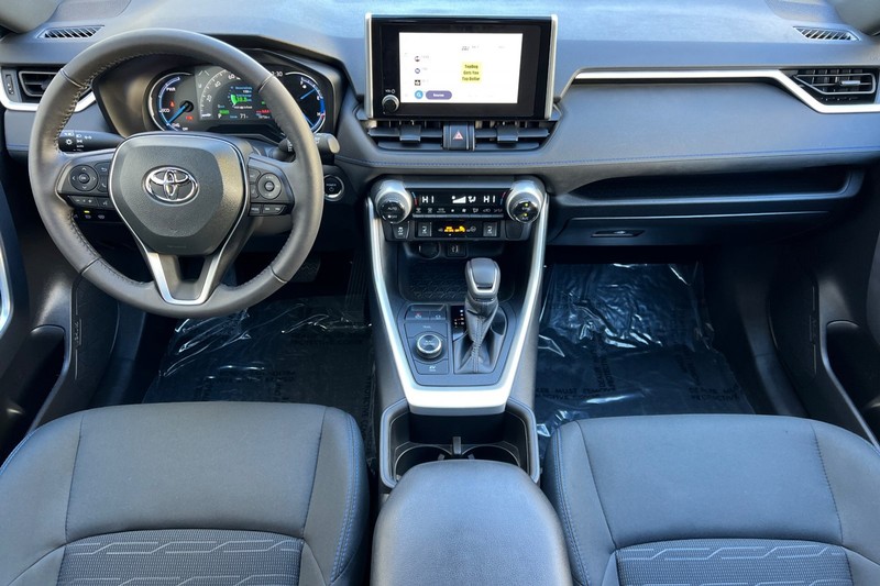 Toyota RAV4 Hybrid Vehicle Full-screen Gallery Image 13