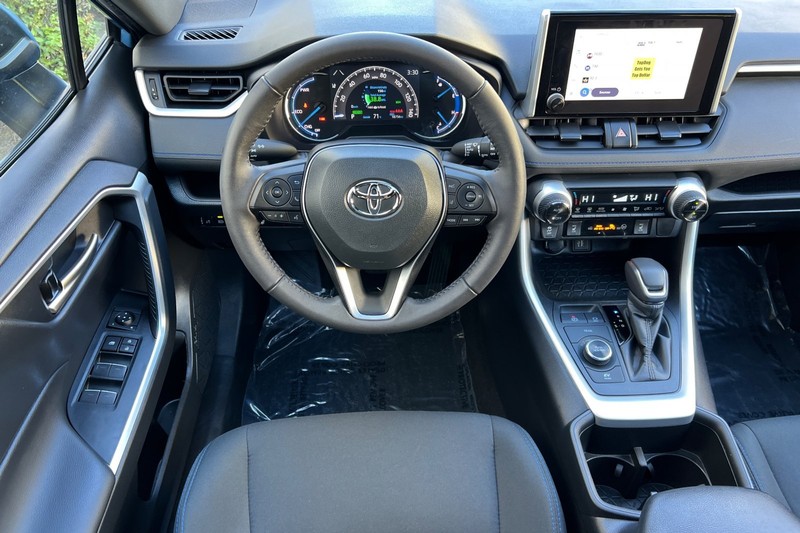 Toyota RAV4 Hybrid Vehicle Full-screen Gallery Image 14