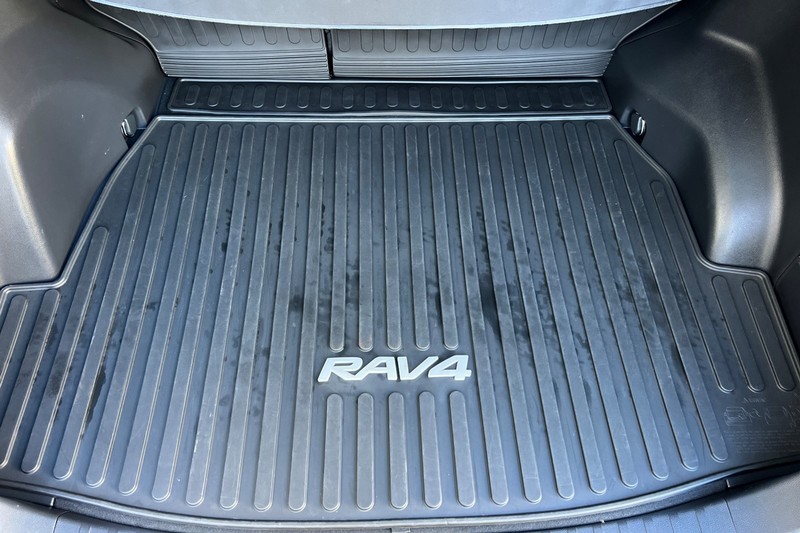 Toyota RAV4 Hybrid Vehicle Full-screen Gallery Image 15