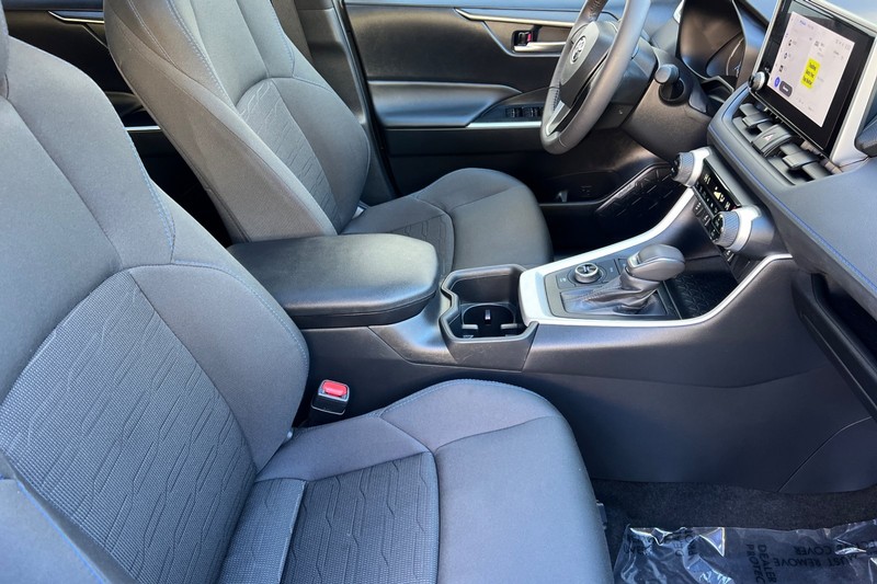 Toyota RAV4 Hybrid Vehicle Full-screen Gallery Image 16