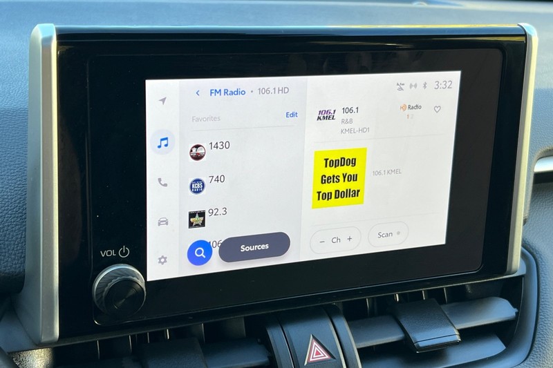 Toyota RAV4 Hybrid Vehicle Full-screen Gallery Image 18