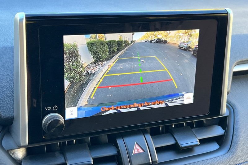 Toyota RAV4 Hybrid Vehicle Full-screen Gallery Image 19