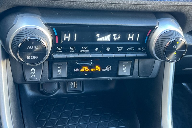 Toyota RAV4 Hybrid Vehicle Full-screen Gallery Image 20