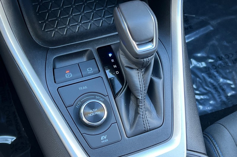 Toyota RAV4 Hybrid Vehicle Full-screen Gallery Image 21