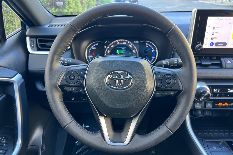 Toyota RAV4 Hybrid Vehicle Full-screen Gallery Image 23
