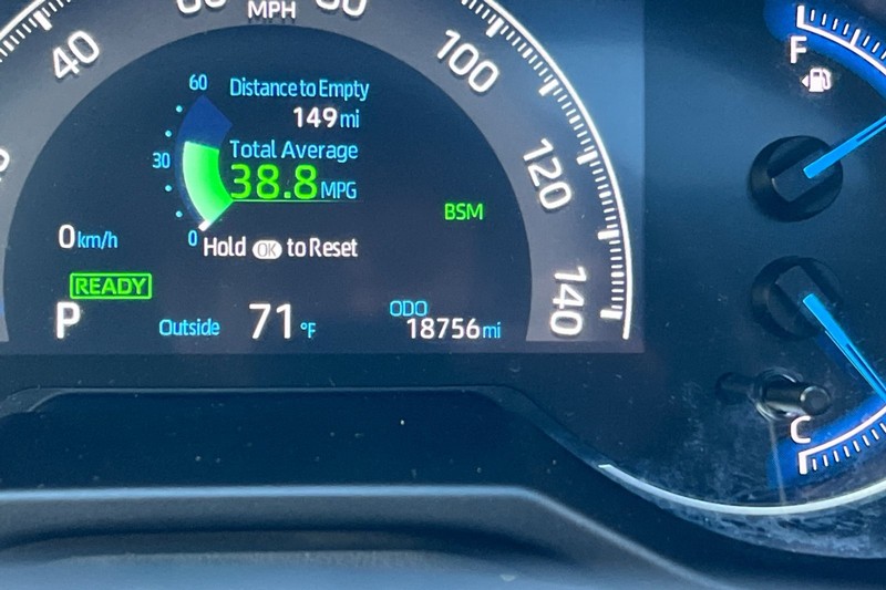 Toyota RAV4 Hybrid Vehicle Full-screen Gallery Image 25