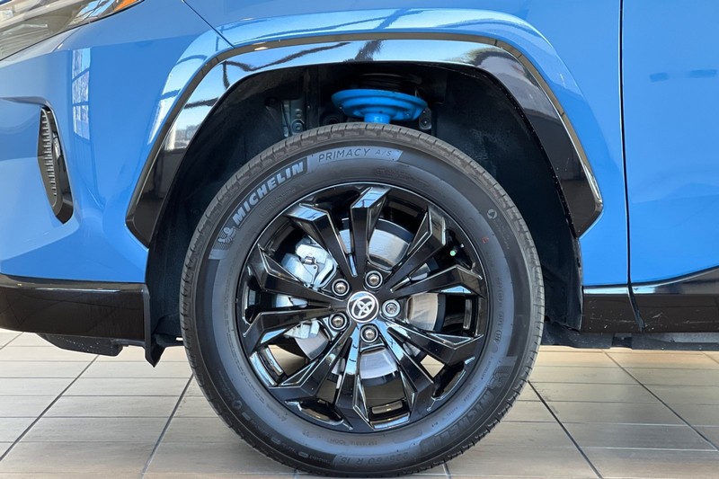 Toyota RAV4 Hybrid Vehicle Full-screen Gallery Image 26