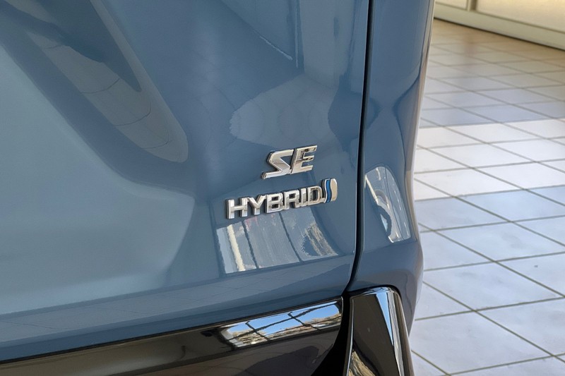 Toyota RAV4 Hybrid Vehicle Full-screen Gallery Image 27