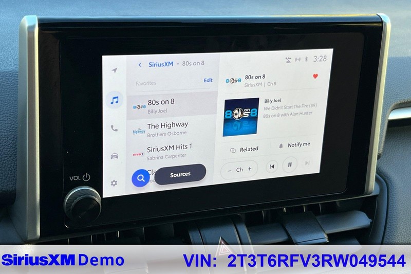 Toyota RAV4 Hybrid Vehicle Full-screen Gallery Image 28