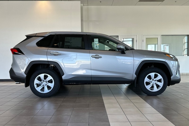 Toyota RAV4 Vehicle Full-screen Gallery Image 04