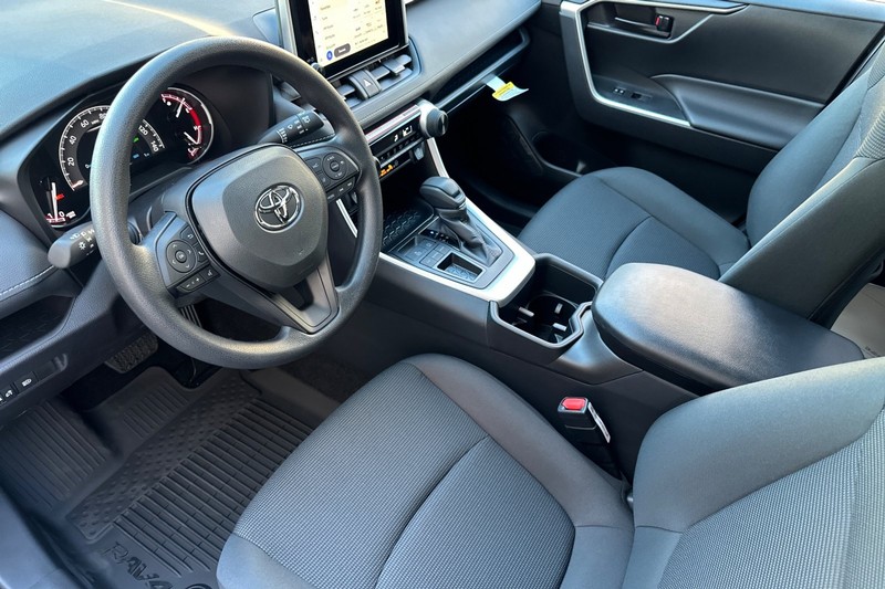 Toyota RAV4 Vehicle Full-screen Gallery Image 08