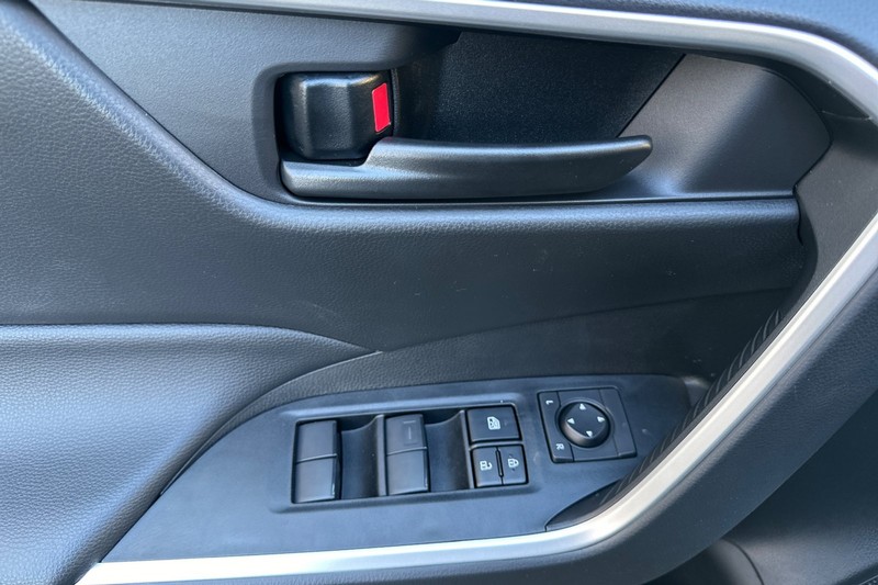 Toyota RAV4 Vehicle Full-screen Gallery Image 09