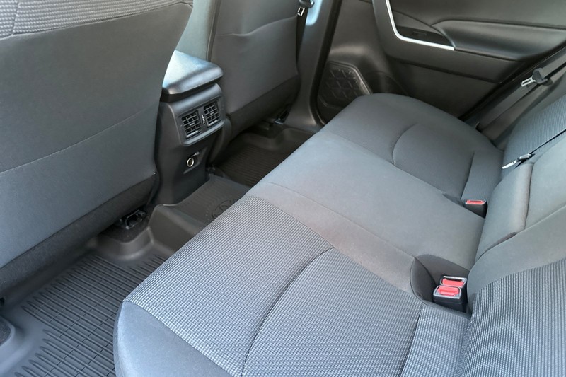 Toyota RAV4 Vehicle Full-screen Gallery Image 10