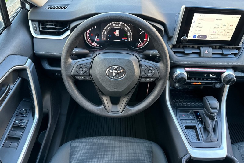 Toyota RAV4 Vehicle Full-screen Gallery Image 12