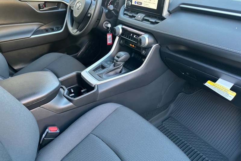 Toyota RAV4 Vehicle Full-screen Gallery Image 14