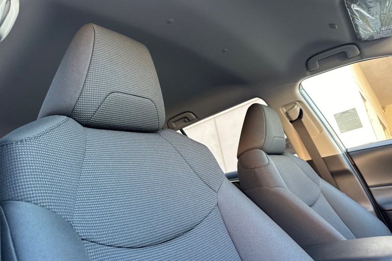 Toyota RAV4 Vehicle Full-screen Gallery Image 15