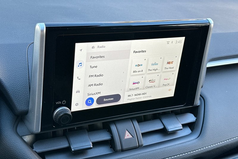 Toyota RAV4 Vehicle Full-screen Gallery Image 16