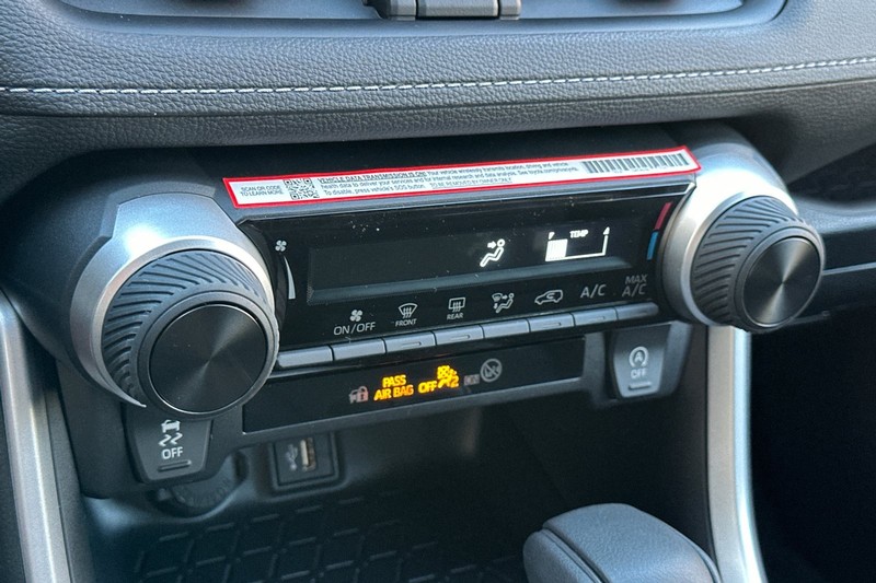 Toyota RAV4 Vehicle Full-screen Gallery Image 18