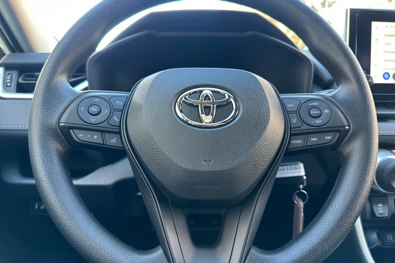 Toyota RAV4 Vehicle Full-screen Gallery Image 20