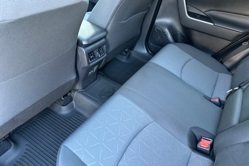 Toyota RAV4 Vehicle Full-screen Gallery Image 10