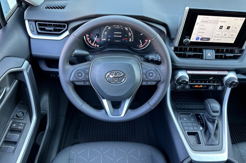 Toyota RAV4 Vehicle Full-screen Gallery Image 12