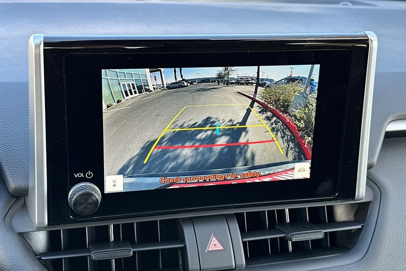 Toyota RAV4 Vehicle Full-screen Gallery Image 16