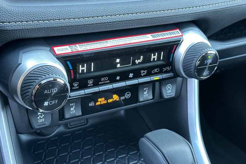 Toyota RAV4 Vehicle Full-screen Gallery Image 17