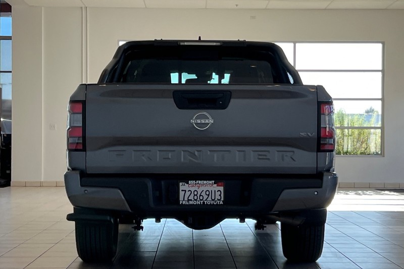 Nissan Frontier Vehicle Full-screen Gallery Image 05