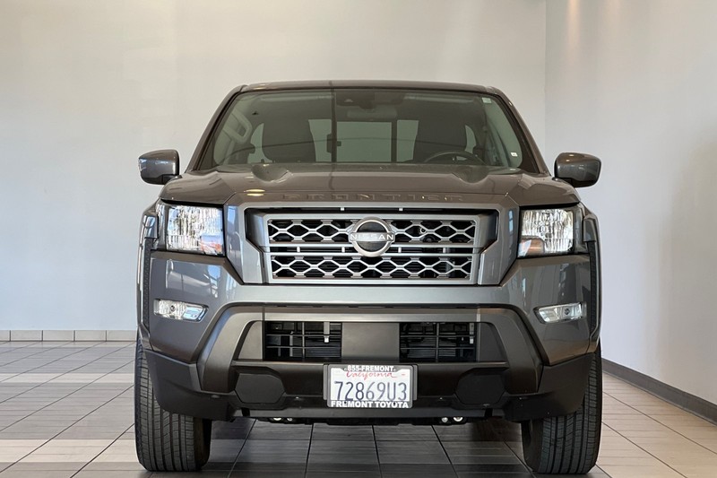 Nissan Frontier Vehicle Full-screen Gallery Image 09