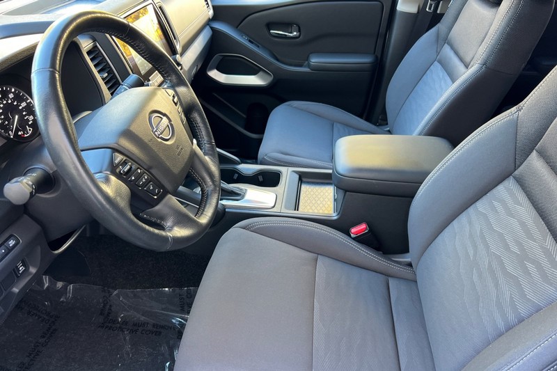 Nissan Frontier Vehicle Full-screen Gallery Image 10