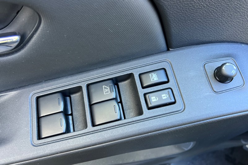 Nissan Frontier Vehicle Full-screen Gallery Image 11