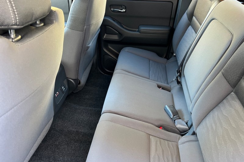 Nissan Frontier Vehicle Full-screen Gallery Image 12