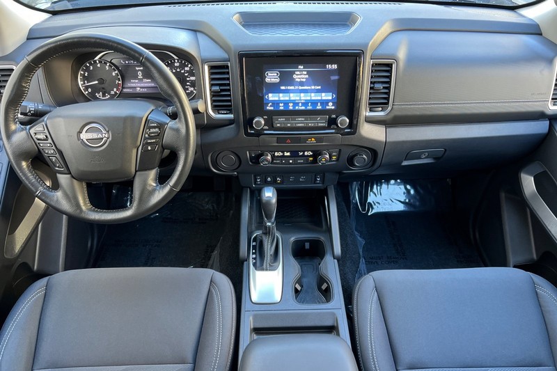 Nissan Frontier Vehicle Full-screen Gallery Image 13