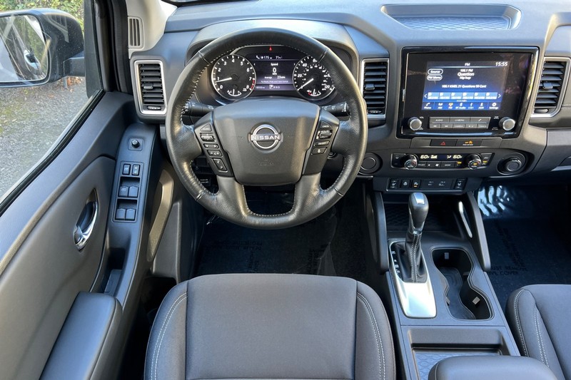Nissan Frontier Vehicle Full-screen Gallery Image 14