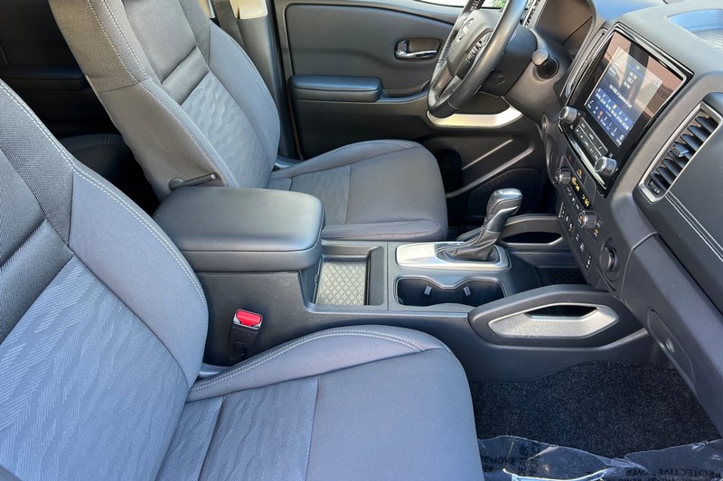 Nissan Frontier Vehicle Full-screen Gallery Image 15