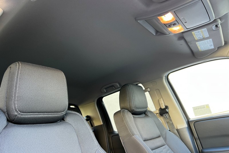 Nissan Frontier Vehicle Full-screen Gallery Image 16