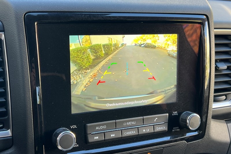 Nissan Frontier Vehicle Full-screen Gallery Image 18