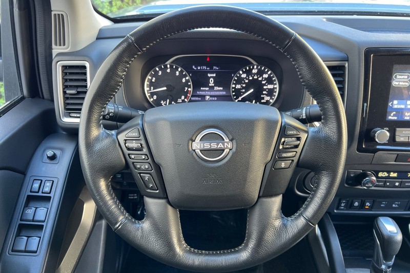 Nissan Frontier Vehicle Full-screen Gallery Image 22