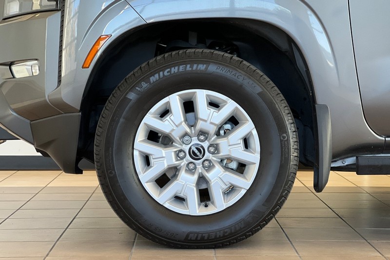 Nissan Frontier Vehicle Full-screen Gallery Image 25