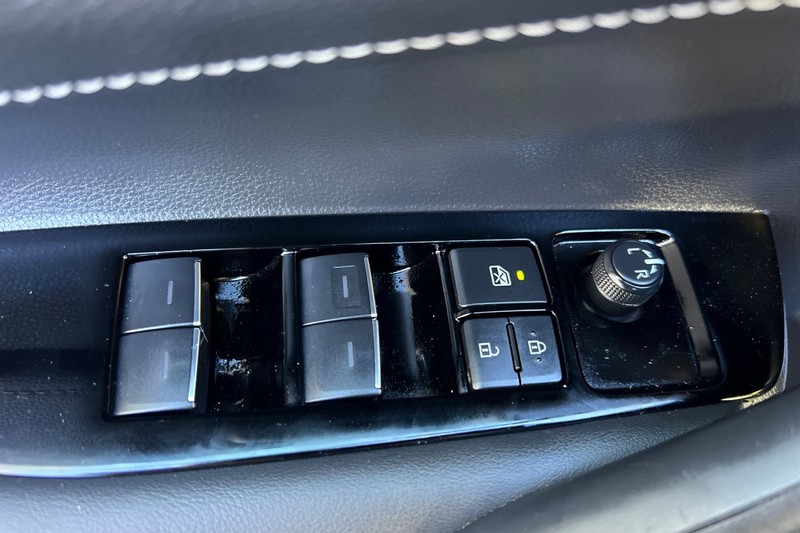 Toyota Corolla Vehicle Full-screen Gallery Image 11