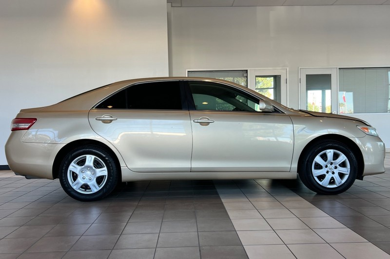 Toyota Camry Vehicle Full-screen Gallery Image 03